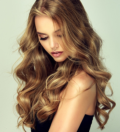 femme-cheveux-boucles